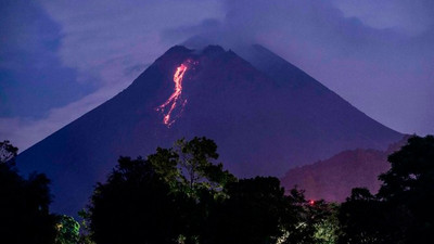 Endonezya'da Merapi Yanardağı'nda 6 saatte 22 patlama oldu