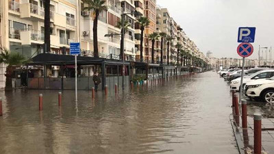 Sel, İzmir'i vurdu: Bir kişi hayatını kaybetti