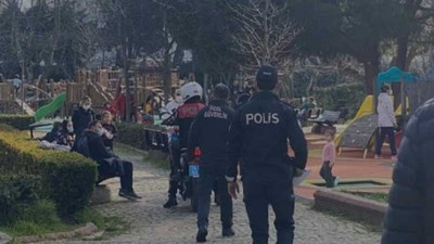 Kadıköy'de sokağa çıkma kısıtlaması uygulanan saatlerde parkta oturanlara ceza yazıldı