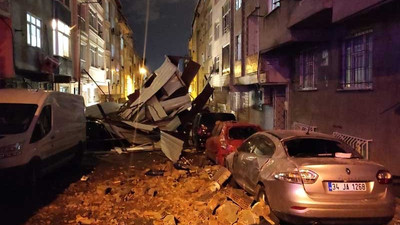 İstanbul'da fırtına: Çatılar, araçların üzerine uçtu