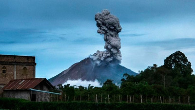 Sinabung Yanardağı bir kez daha patladı