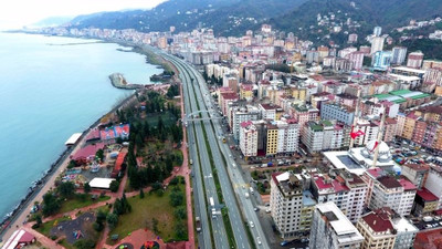 Rize Valisi: Kentteki binalar birbirine yaslanarak ayakta duruyor