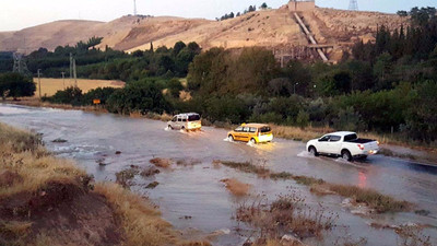 Nusaybin'de şebeke patladı, yollar su altında