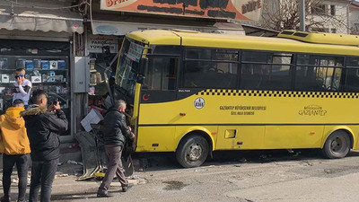 Taksiyle çarpışan özel halk otobüsü büfeye girdi: 1 ölü, 9 yaralı