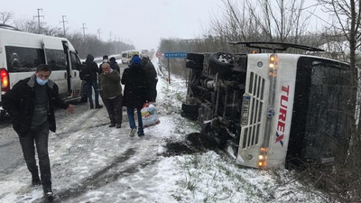 İşçileri taşıyan servis devrildi: İki yaralı