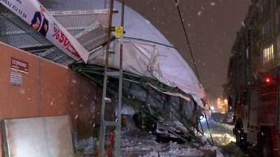 İstanbul'da 6 araç çöken çatının altında kaldı