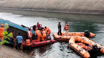 Hindistan'da otobüs kanala uçtu: 40 ölü