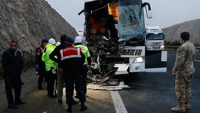 Urfa'da yolcu otobüsü TIR'a arkadan çarptı: 3 ölü, 30 yaralı