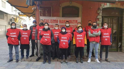 İzmir Büyükşehir Belediyesi'nde işten çıkarılan 16 işçi belediye önünde direnişe başladı