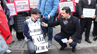 CHP'den tiyatrolu 'çiftçi' protestosu: İlk seçimde 'Bye Bye' nişanını hükümete takacağız