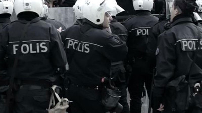 Polisin baskın yaptığı evdeki hamile kadın bebeğini düşürdü