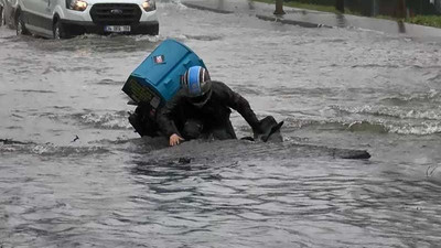 İstanbul'da su borusu patladı, moto kurye açılan çukura düştü