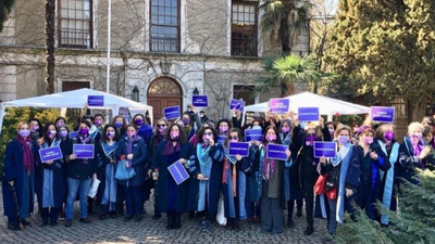 Boğaziçi Üniversitesi'nde kadın akademisyenler 8 Mart nöbeti tuttu