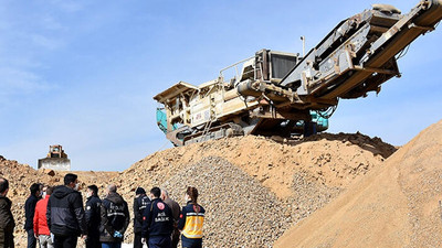 Dengesini kaybeden operatör taşkırma makinesinin haznesine düşerek yaşamını yitirdi