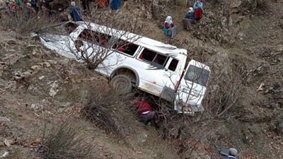 Öğrenci ve işçileri taşıyan minibüs uçurumdan yuvarlandı: 2 kardeş öldü, 24 yaralı