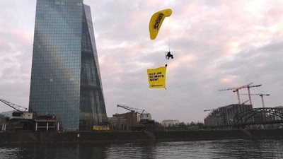 Greenpeace, Avrupa Merkez Bankası'nın çatısına paraşütle indi: İklim katillerine fon sağlamayın