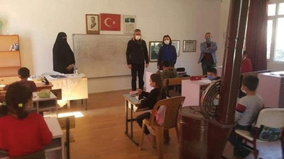 İmam ve eşi köy okulunda ders vermeye başladı