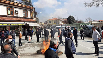 Konya'da lokanta esnafı isyan etti, masa ve sandalyelerini yaktı