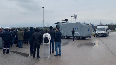 Otomobil işçileri fabrika girişini kapattı