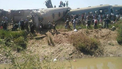 Mısır'da iki tren çarpıştı: 32 ölü