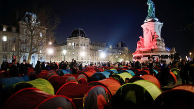 Paris'in ortasında mültecilerden protesto: Yüzlerce çadır kuruldu