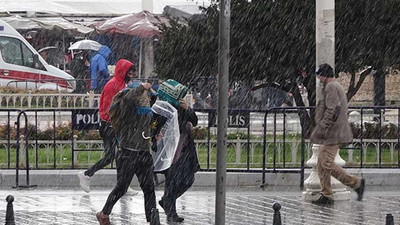 Taksim'de sulu kar yağdı