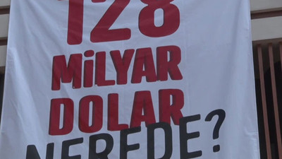 CHP il binasına '128 milyar dolar nerede?' pankartı asıldı