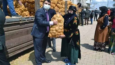 Hilvan kaymakamı, patates çuvalı ile poz verdi