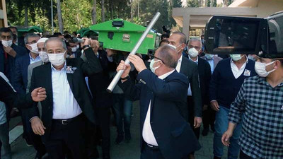 Fatih Terim'in omuz verdiği tabutun direği elinde kaldı