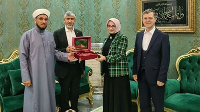 Devlet protokolü tarikat liderinin huzurunda el pençe divan: Öğrencilerin sorunlarını konuşmuşlar