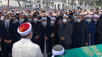 İmam 'vefata sebep olmayalım' dedi ama cemaat liderinin cenazesi omuz omuza kaldırıldı