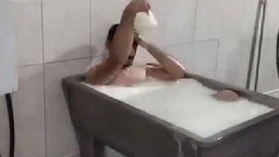 Süt banyosu skandalında avukat medyayı 'suçlu' buldu