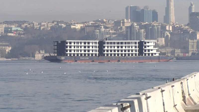 İstanbul Boğazı'ndan 4 katlı 'apartman' geçti