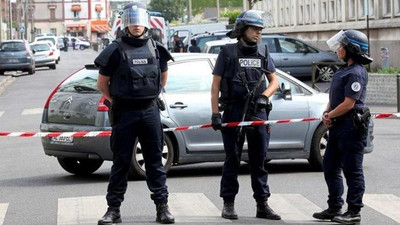 Fransa’da polise bıçaklı saldırı: Kadın polis hayatını kaybetti