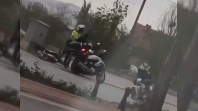 Polis, seyir halindeki motor sürücüsüne kaskla vururken görüntülendi, 'kamera kaydı almak yasak' dedi