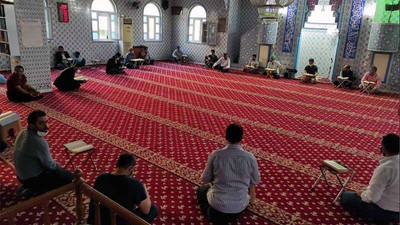 Camide ‘itikaf’ yapanlara gazlı polis baskını: 50 kişi gözaltında