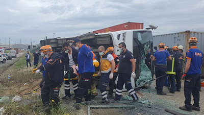 Bursa'da işçileri taşıyan servis aracı devrildi: 1 ölü, 19 yaralı