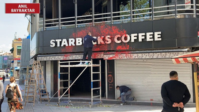 Anarşistler Starbucks şubelerini 'kırmızıya boyadı': Starbucks'ın bardakları kahve değil kan dolu