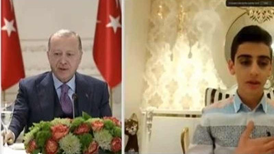 Erdoğan'ın önündeki su bardağına canlı yayın sırasında 'müdahale'