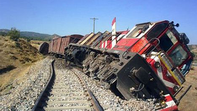 Tren raydan çıktı: 2 ölü