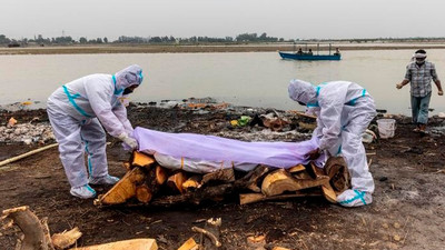 Covid-19: Hindistan'da Ganj Nehri'ne atılan ölüleri yakalamak için ağ serildi