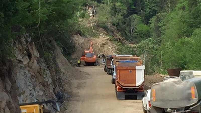 İkizdere’de köylülerin içme suyu aldığı dere çamur aktı; inceleme için giden CHP'liler bölgeye alınmadı