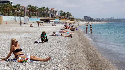 Tam kapanmanın son gününde turistler sahile akın etti