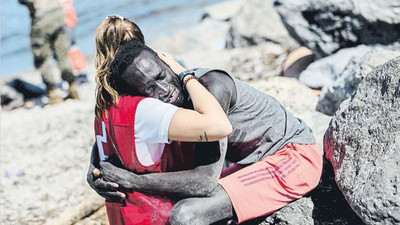 Sığınmacıya sarılan Kızıl Haç gönüllüsü, aşırı sağcıların hedefi oldu