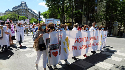 Fransa'da yüzlerce doktor ve sağlık personeli hükümeti protesto etti