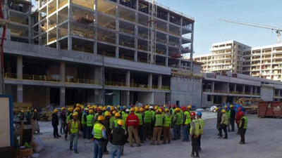 İnşaat işçileri alacakları için iş bıraktı, polis barikat kurdu