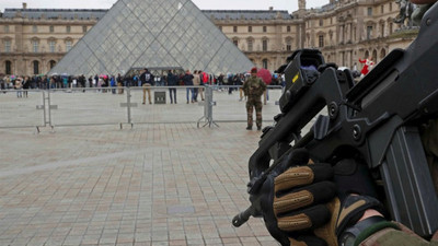 Paris'te askere saldırı: 6 yaralı