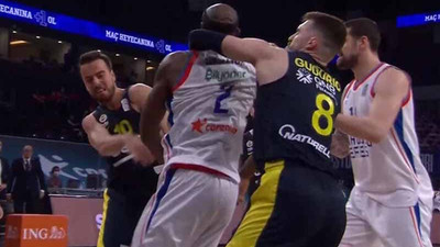 Anadolu Efes- Fenerbahçe Beko maçında çıkan kavga sonucu 4 oyuncu diskalifiye edildi