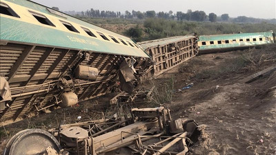 Pakistan'da iki tren çarpıştı: 30 ölü, 50 yaralı