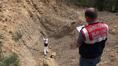 Kendilerini AFAD çalışanı olarak tanıtan aralarında kamu görevlilerin de olduğu 11 kişi kaçak kazı yaptı